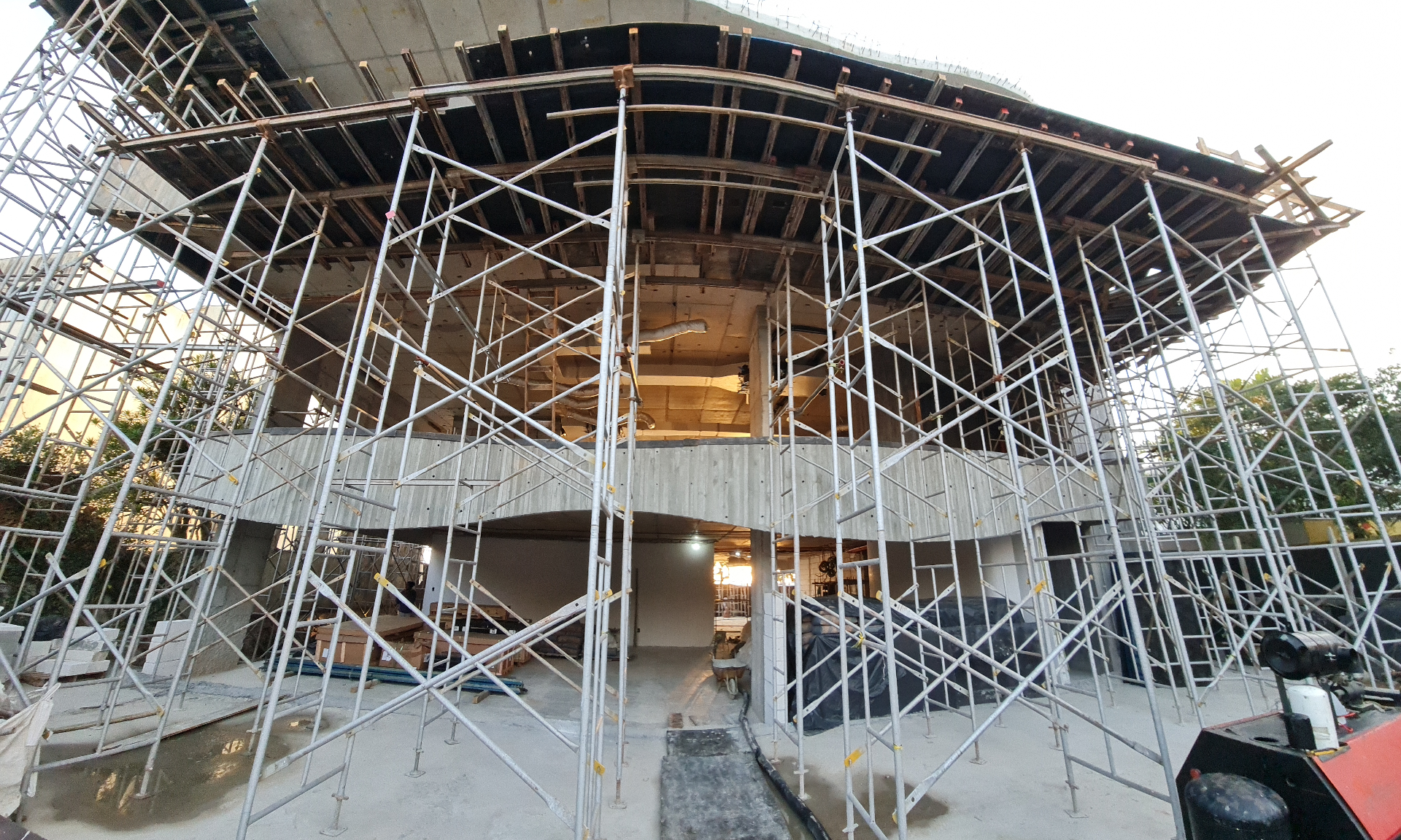 Canteiro de obras com estrutura de andaime em fase de concretagem